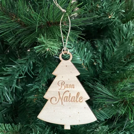 Pallina in legno a forma di abete con inciso Buon Natale