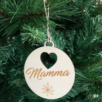 Pallina di natale in legno con scritto mamma e un cuore intagliato all'interno della pallina