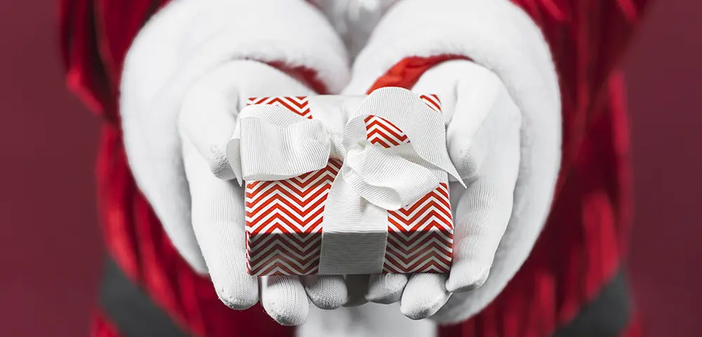 Articoli da Regalo Personalizzati in Legno: Idee Uniche per Natale e Oltre immagine di un regalo di natale