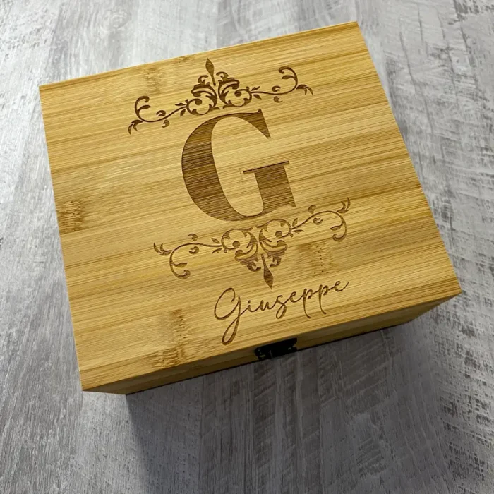 Set da whisky con cofanetto di bambù Set da whisky con cofanetto di bambù con iniziale nome personalizzato