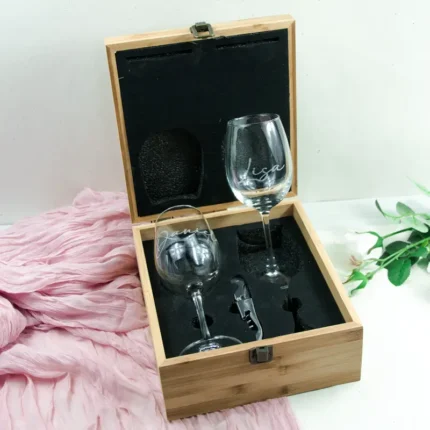 tai Cercando Un Regalo Davvero Speciale? Scopri La Nostra Cassettina In Legno Con Bicchieri Da Vino Personalizzabili Con Incisione Laser. Un'Idea Regalo Unica E Indimenticabile!