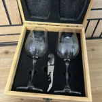 Set vino con cassettina personalizzata con incisione laser per benvenuta pensione in legno e bicchieri personalizzati