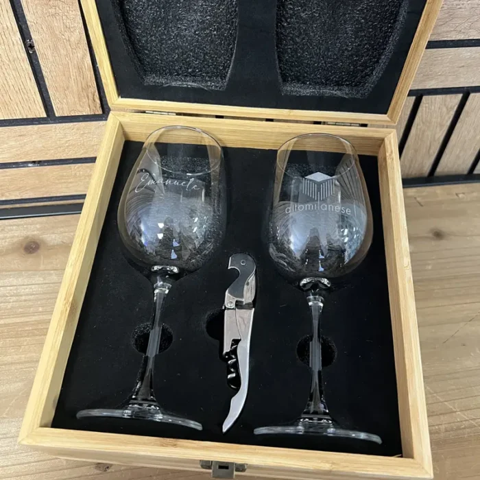 Set vino con cassettina personalizzata con incisione laser per benvenuta pensione in legno e bicchieri personalizzati