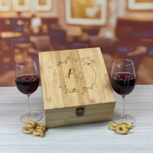 Set vino con bicchieri personalizzati con incisione laser iniziali in una cassettina di legno di bamboo Set vino con bicchieri personalizzati con incisione laser iniziali in una cassettina di legno di bamboo