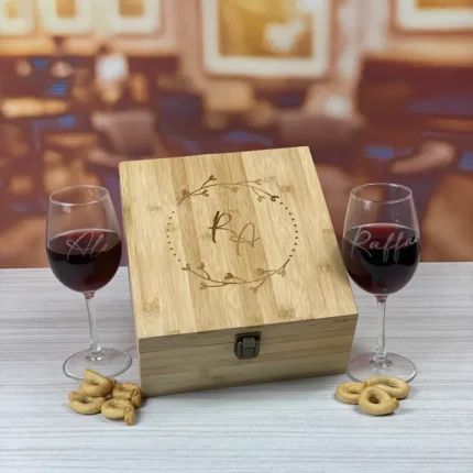 Set vino con bicchieri personalizzati con incisione laser iniziali in una cassettina di legno di bamboo