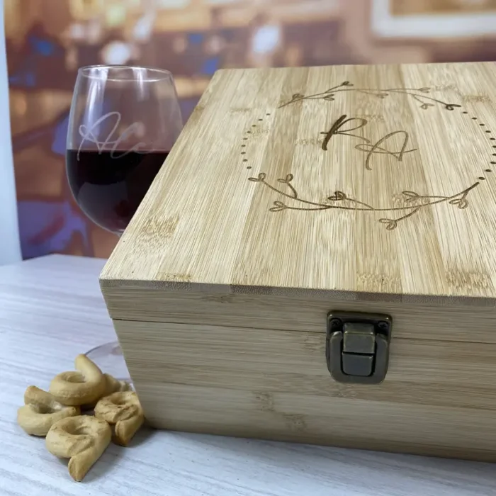 Set vino in cofanetto di legno con bicchieri personalizzati con incisione laser con iniziali