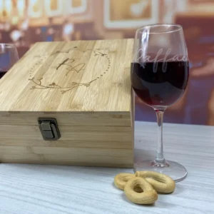 Bicchieri personalizzati in un elegante set vino Set vino in cofanetto di legno con bicchieri personalizzati con incisione laser iniziali
