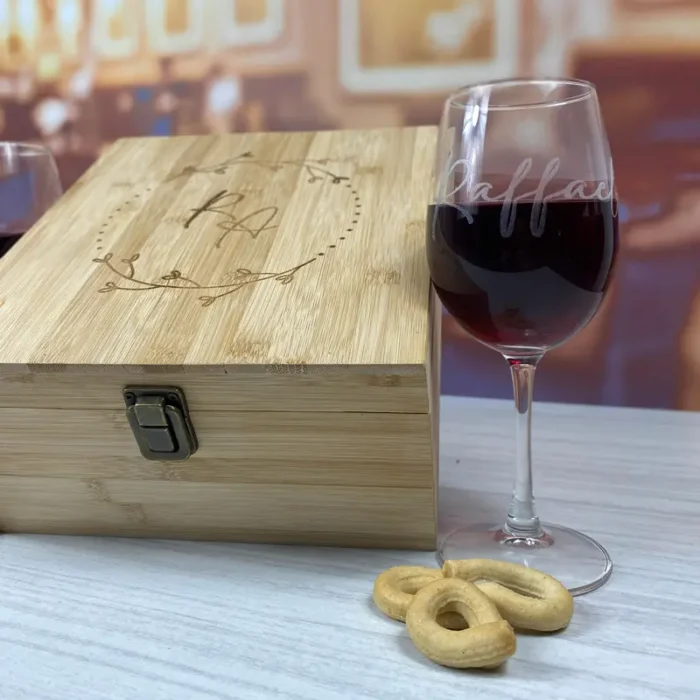 Set vino in cofanetto di legno con bicchieri personalizzati con incisione laser iniziali