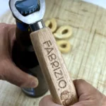 Apribottiglie personalizzato con manico in legno inciso con nome – Idea regalo festa del Papà