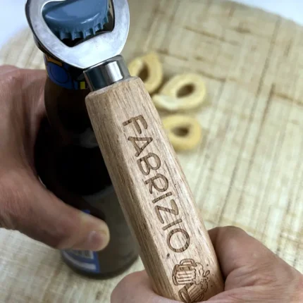 Apribottiglie personalizzato con manico in legno inciso con nome – Idea regalo festa del Papà
