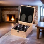 Kit vino con cassettina in legno e calici da vino personalizzati con incisione laser