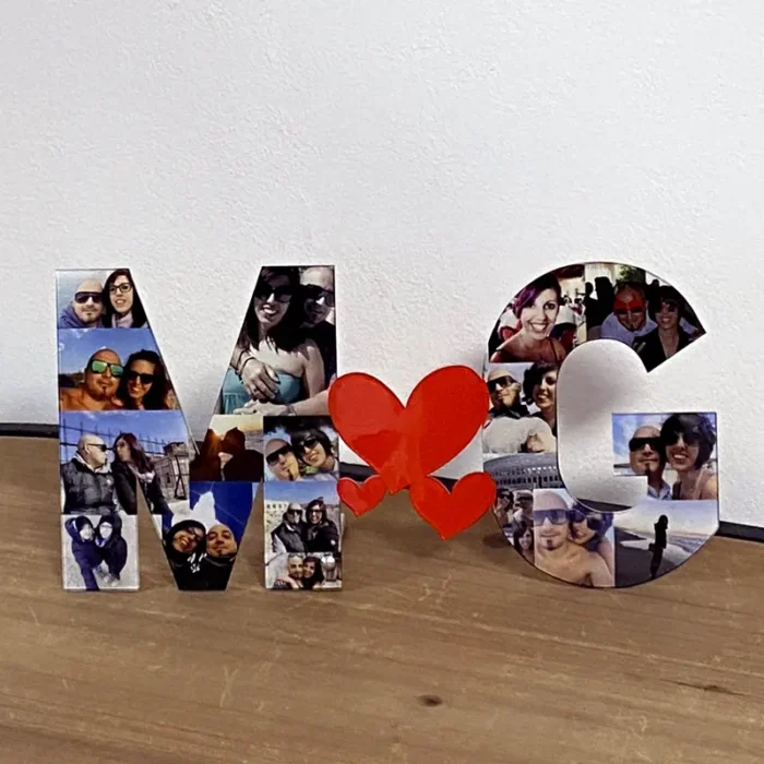 Cornice personalizzata con iniziali e mosaico di foto Cornice personalizzata con iniziali e mosaico di foto