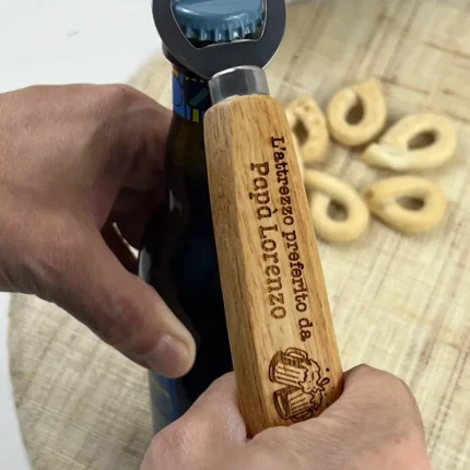 Apribottiglie personalizzato con manico in legno inciso con frase e nome
