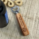 Apribottiglie personalizzato con manico in legno inciso con frase e nome – Idea regalo festa del Papà