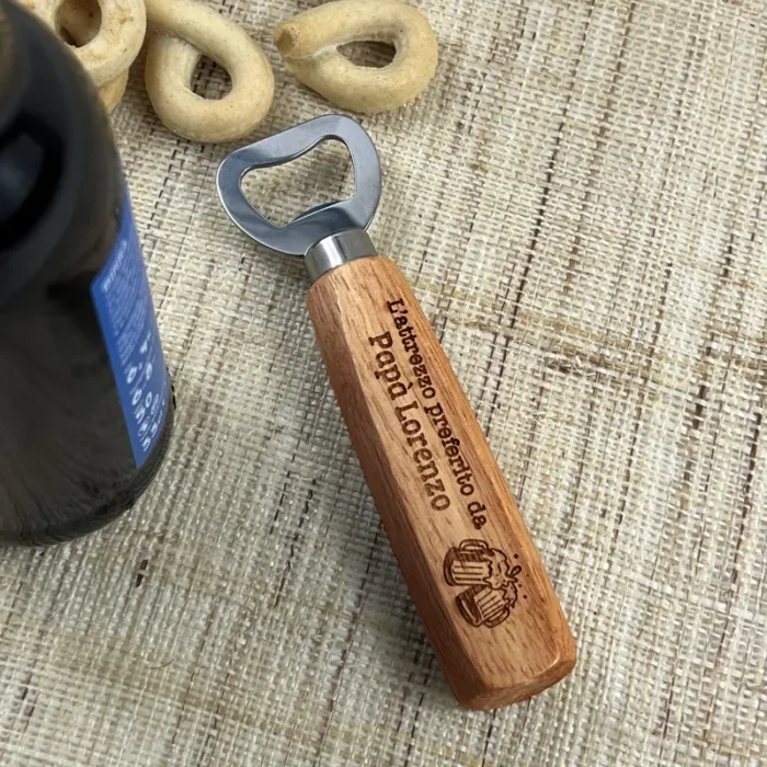 Apribottiglie personalizzato con manico in legno inciso con frase e nome – Idea regalo festa del Papà