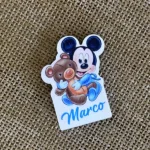 calamita baby topolino personalizzata con nome in plexiglass e legno