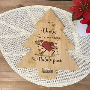 Tagliere in bamboo simpatico a forma di abete – “Il corpo dice dieta ma il cuore canta: A Natale puoi” Tagliere in bamboo simpatico a forma di abete