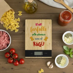 Bilancia da cucina con frase simpatica – le mie farfalle nello stomaco sono al ragù Bilancia da cucina in legno con stampa con frase simpatica farfalle nello stomaco