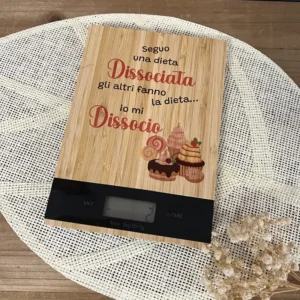 Bilancia da cucina con frase ironica - seguo una dieta dissociata, gli altri fanno la dieta e io mi dissocio Bilancia da cucina ironica con frase simpatica dieta dissociata