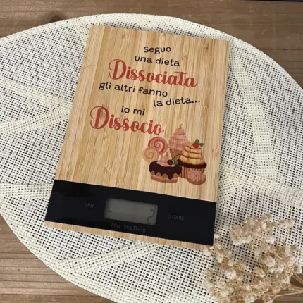 Bilancia da cucina con frase ironica dieta dissociata