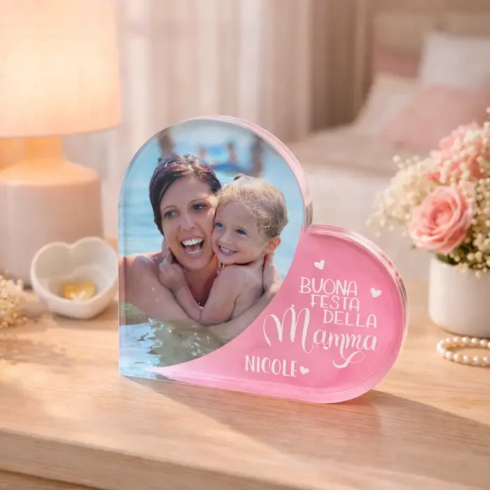 idea regalo cuore di plexiglass personalizzato con foto festa della mamma